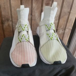 US 7 Womens Puma defy; left shoe green right shoe pink